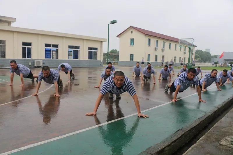 被赤诚点燃当渴望光荣的心就是我们追梦的起点海空雄鹰团荣誉室荣誉馆