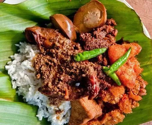 古德 gudeg5东爪哇的特产,由牛肉和kluwek制成,kluwek能让肉变成焦糖