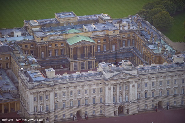 白金汉宫鸟瞰图以上的例子说明,英国女王对英国民众具有巨大的影响力