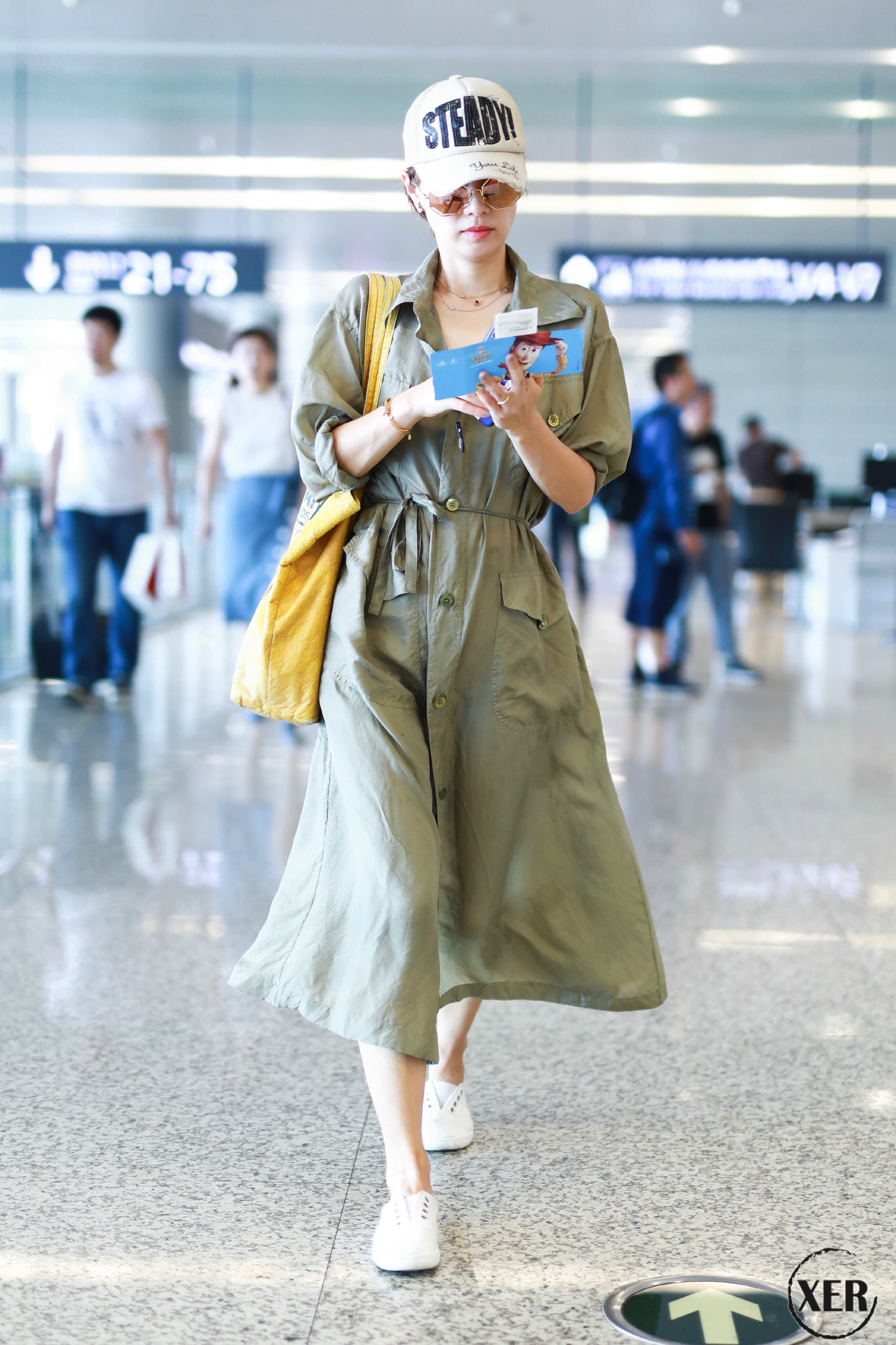 5月26日,马伊琍现身北京首都机场时,穿了一身几乎一模一样的穿搭