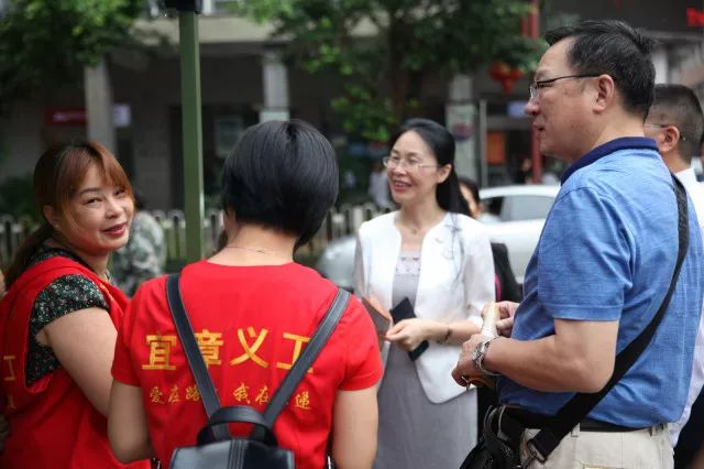 宜章县副县长谷红梅与志愿者交流