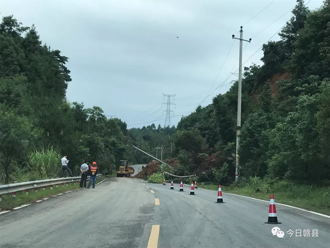 s219省道王母渡方向牛阿岽路段发生山体滑坡,电线杆严重倾斜,泥土霸占