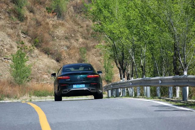 當天空碰撞大地,奔馳e300 coupe & 寶馬440 xdrive組合試駕-搜狐汽車