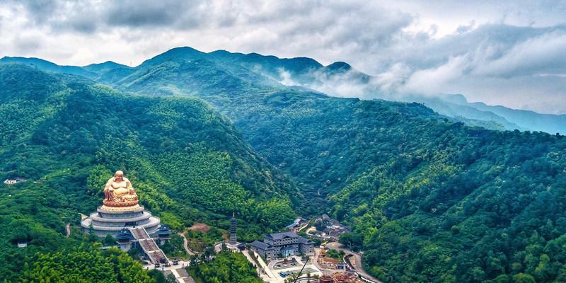 布袋和尚,在奉化縣江水中現身,被長汀村人收養,後到奉化嶽林寺出家,常