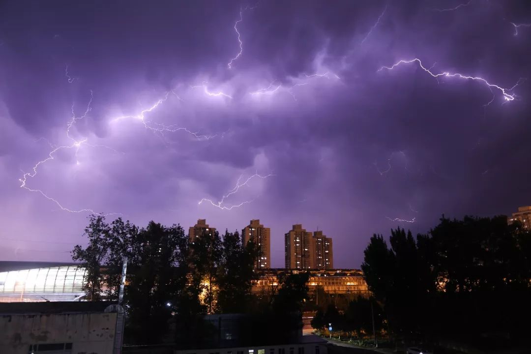 2018年6月12日,北京遭遇暴雨天氣,閃電劃破夜空