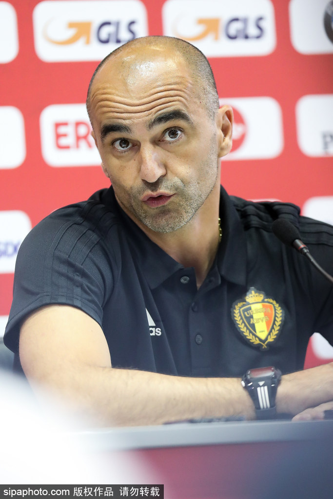 高清图:比利时队新闻发布会 主教练抬头纹瞩目