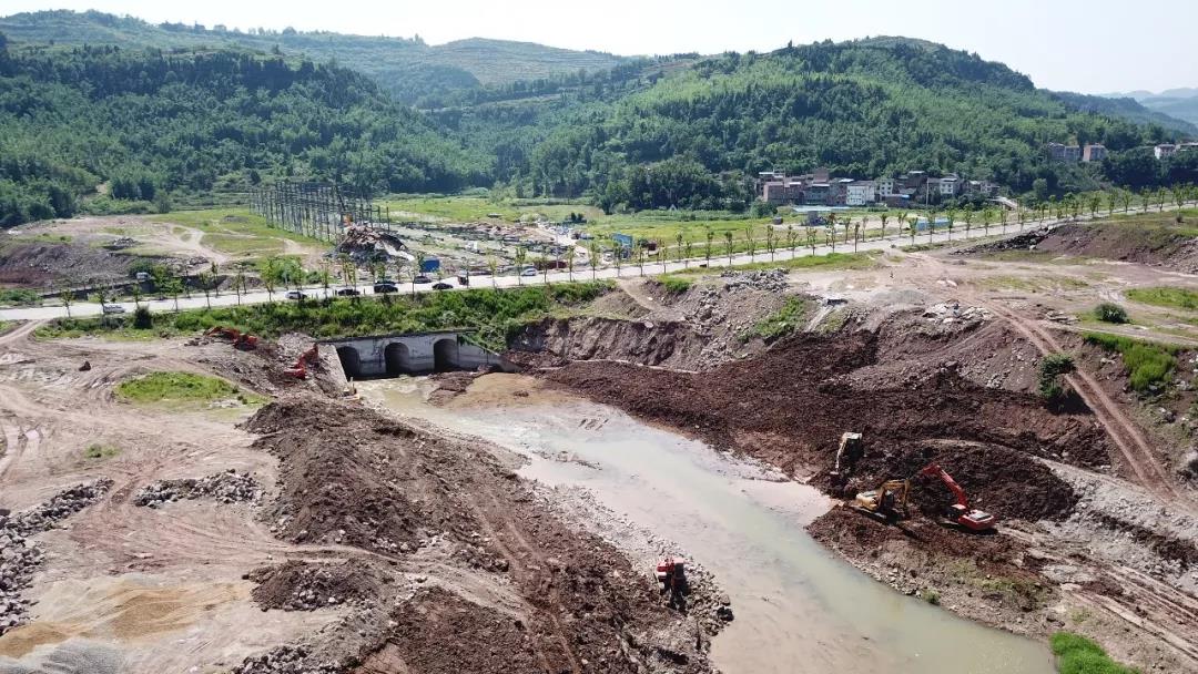 挖掘机正在拆除水磨溪河道内的夯土挡墙图片来源:人民日报