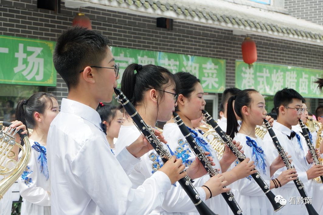 这是来自都匀三中管乐团的孩子们,登台前再练一遍~好了,该咱们上台了