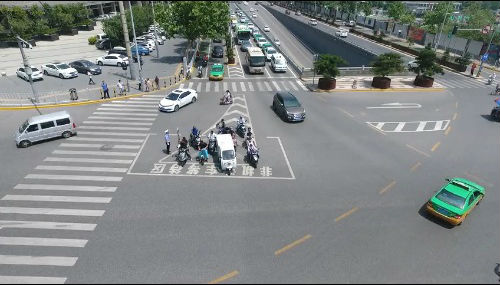 西安首個非機動車等待區啟用