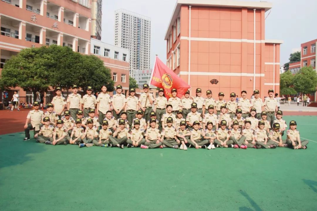 震惊了实验小学501班娃娃兵的中国少年军初体验竟也有板有眼