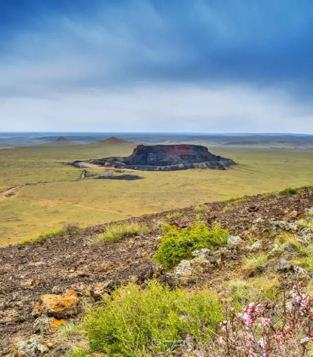 站在乌兰哈达火山群面前,超级火山忧心忡忡