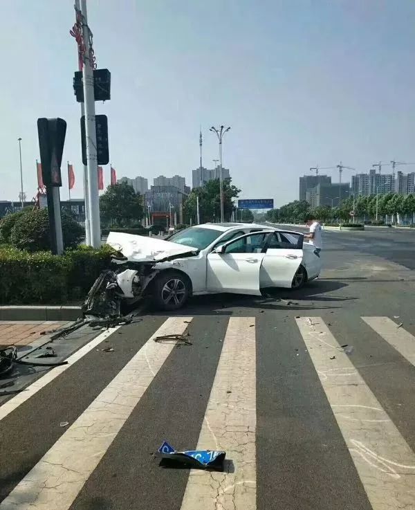 奔驰车祸现场图片图片