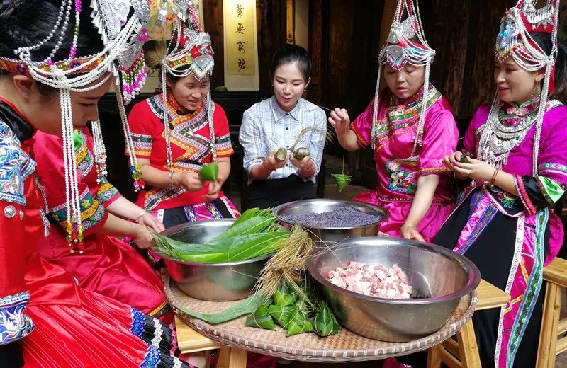 十里荷花翻海浪 ,畲家美食惹人馋 ,端午佳节何处去,奔走相告来畲乡