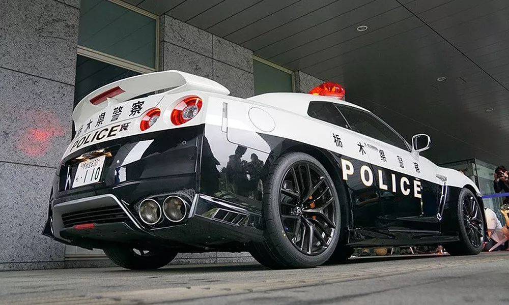 战神变身超级警车日产r35gtr交付日本警队