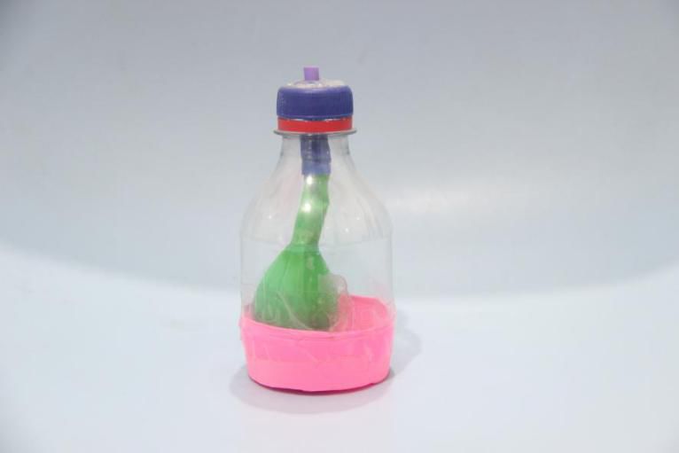 不能有漏气;(3)把吸管和气球插入矿泉水瓶中,用橡皮泥把空隙的地方