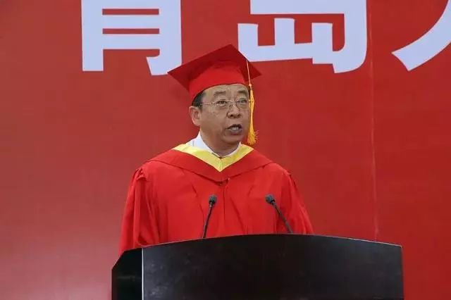 校党委常委,副校长于永明宣读《青岛大学2018年夏季关于授予博士,硕士