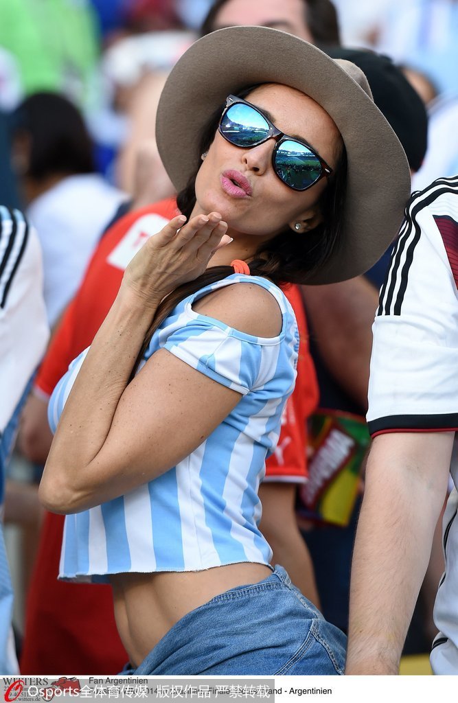 高清图:d组比赛将开始 阿根廷美女球迷热舞庆祝