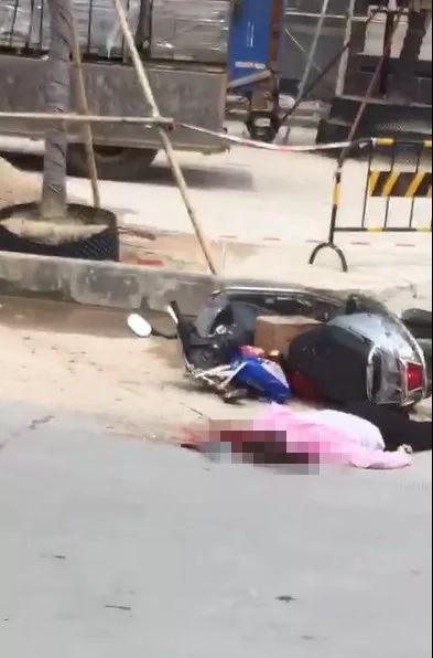 车祸现场:据网友称,一名女子在黄坡大岸某路段与一辆泥头车发生碰撞