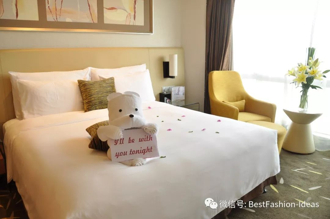 酒店客房床上布置折叠图片