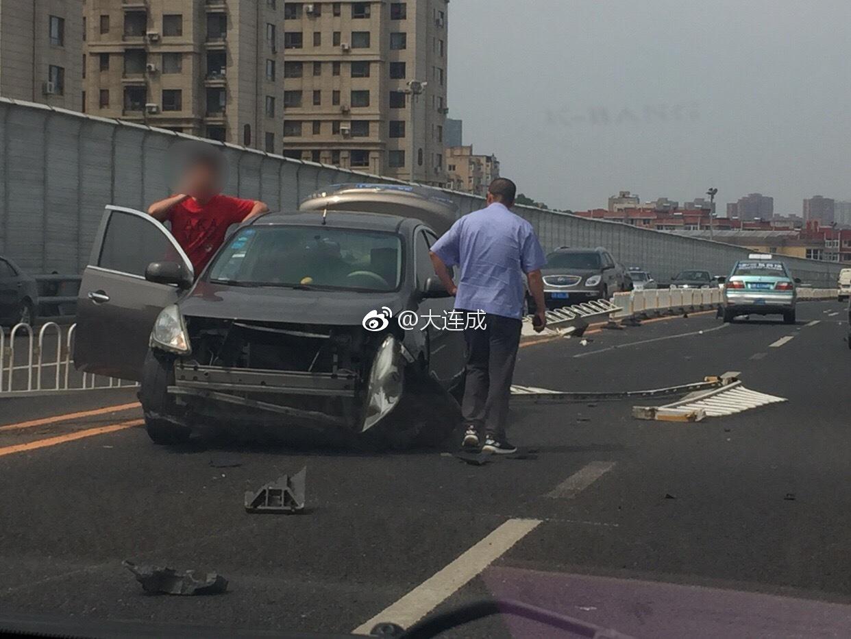 突發大連東聯路再發慘烈車禍兩車對撞一片狼藉