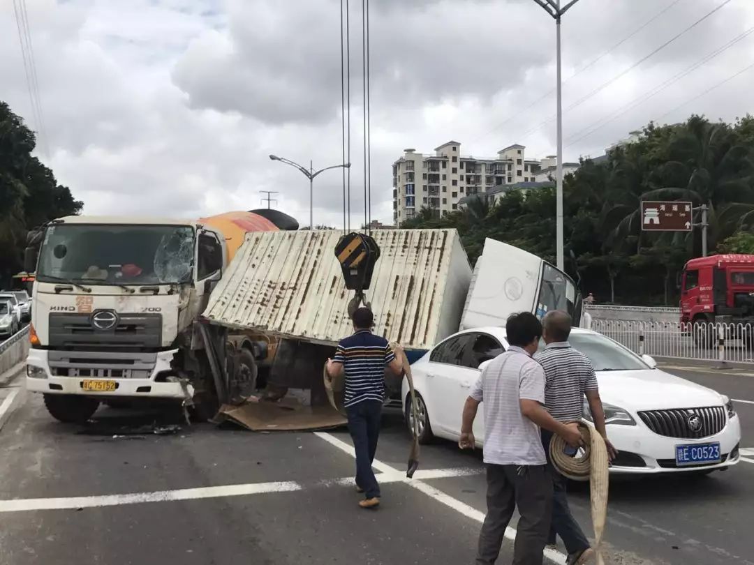 【事故】海口泥罐車與小貨車追尾,殃及一小轎車