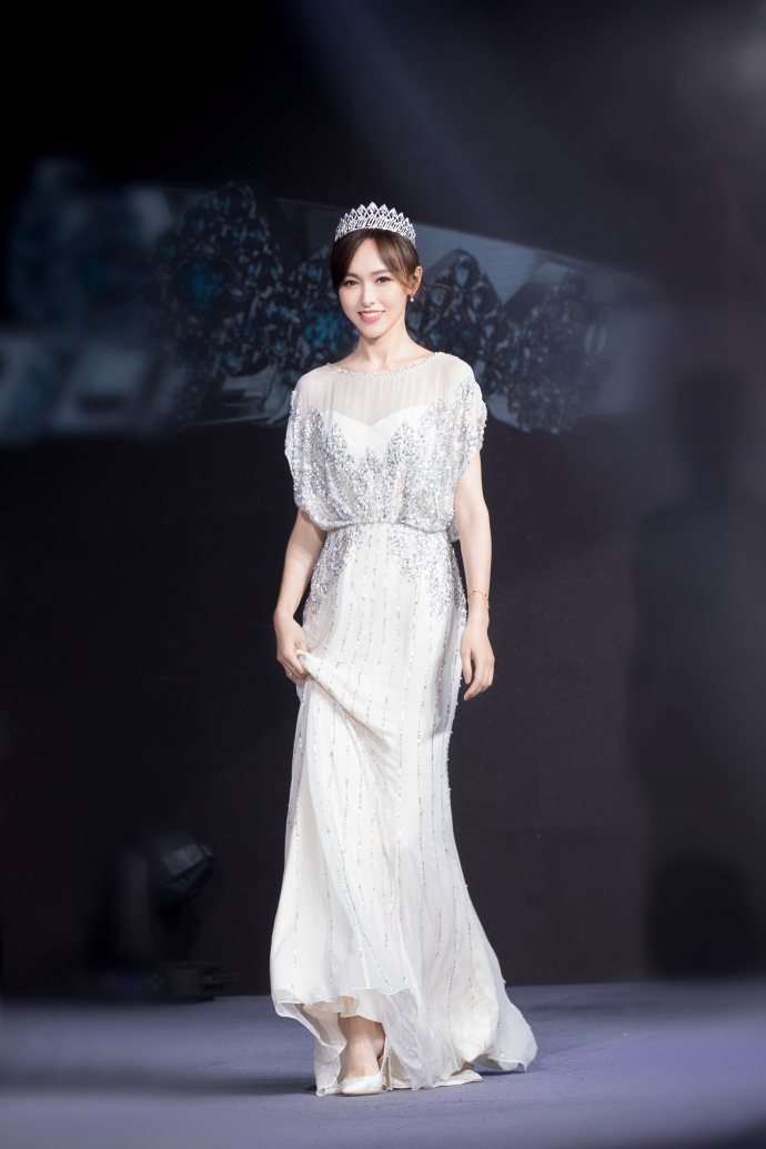 唐嫣一袭白色礼服长裙出席品牌周年活动如闪耀着璀璨光芒的王后