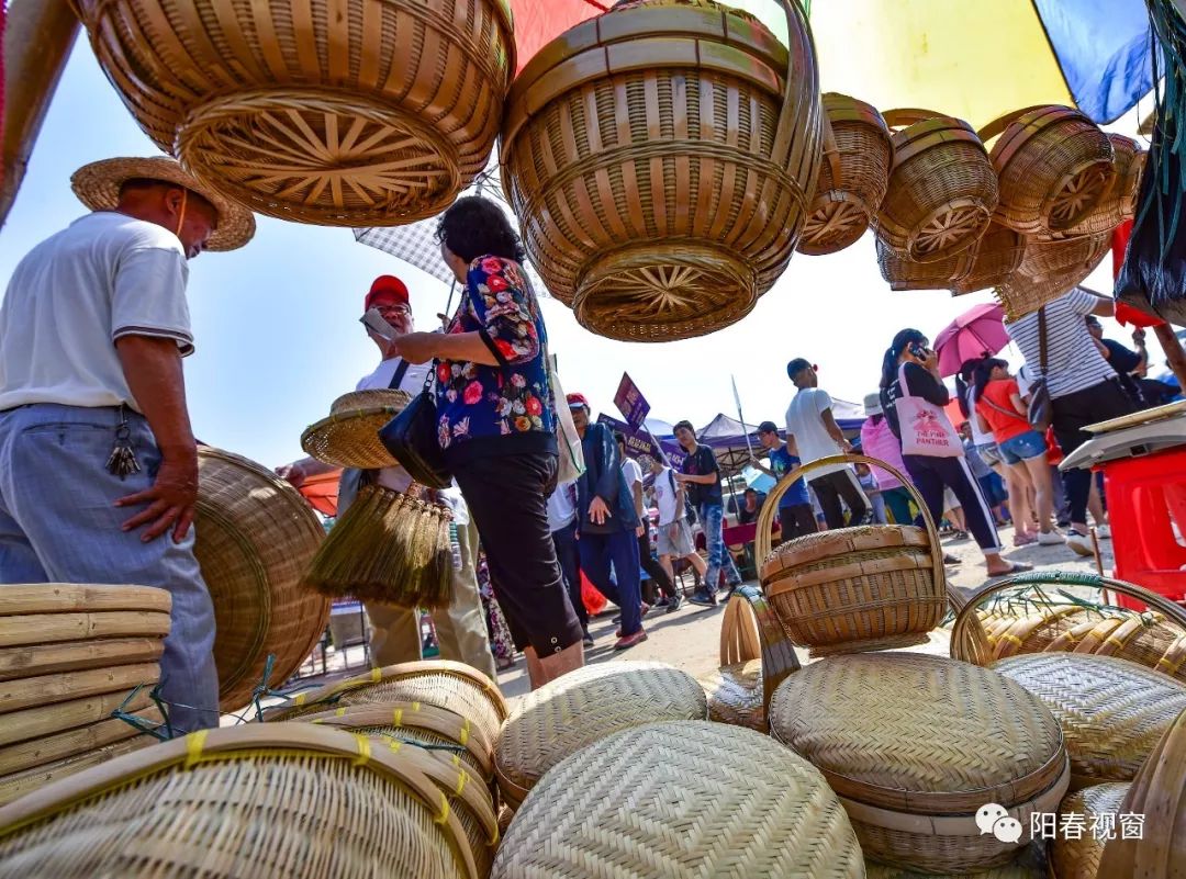 阳春18名瑶族村民盛装赶赴一年一度的高流河圩