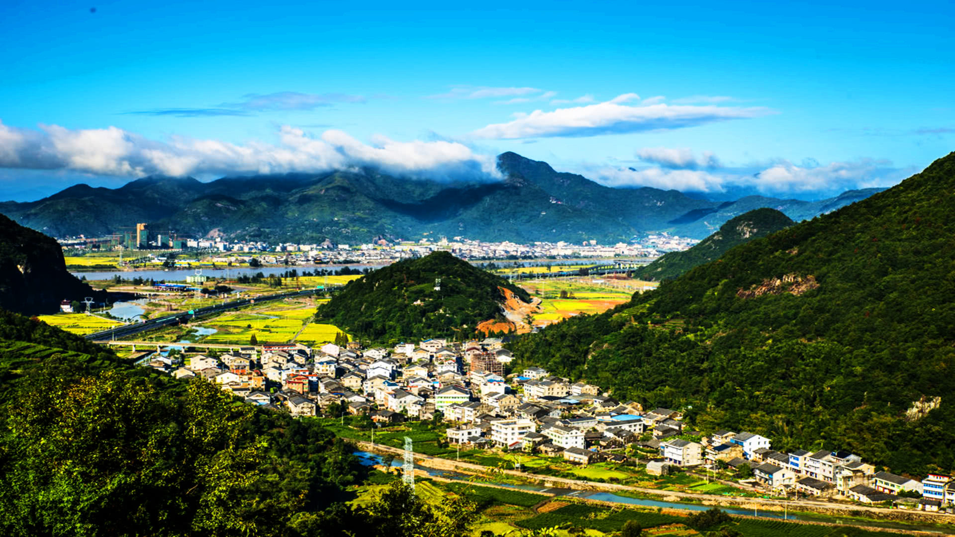 东邻乐清,黄岩.西连青田,缙云.北接仙居,南与温州市区隔江相望.