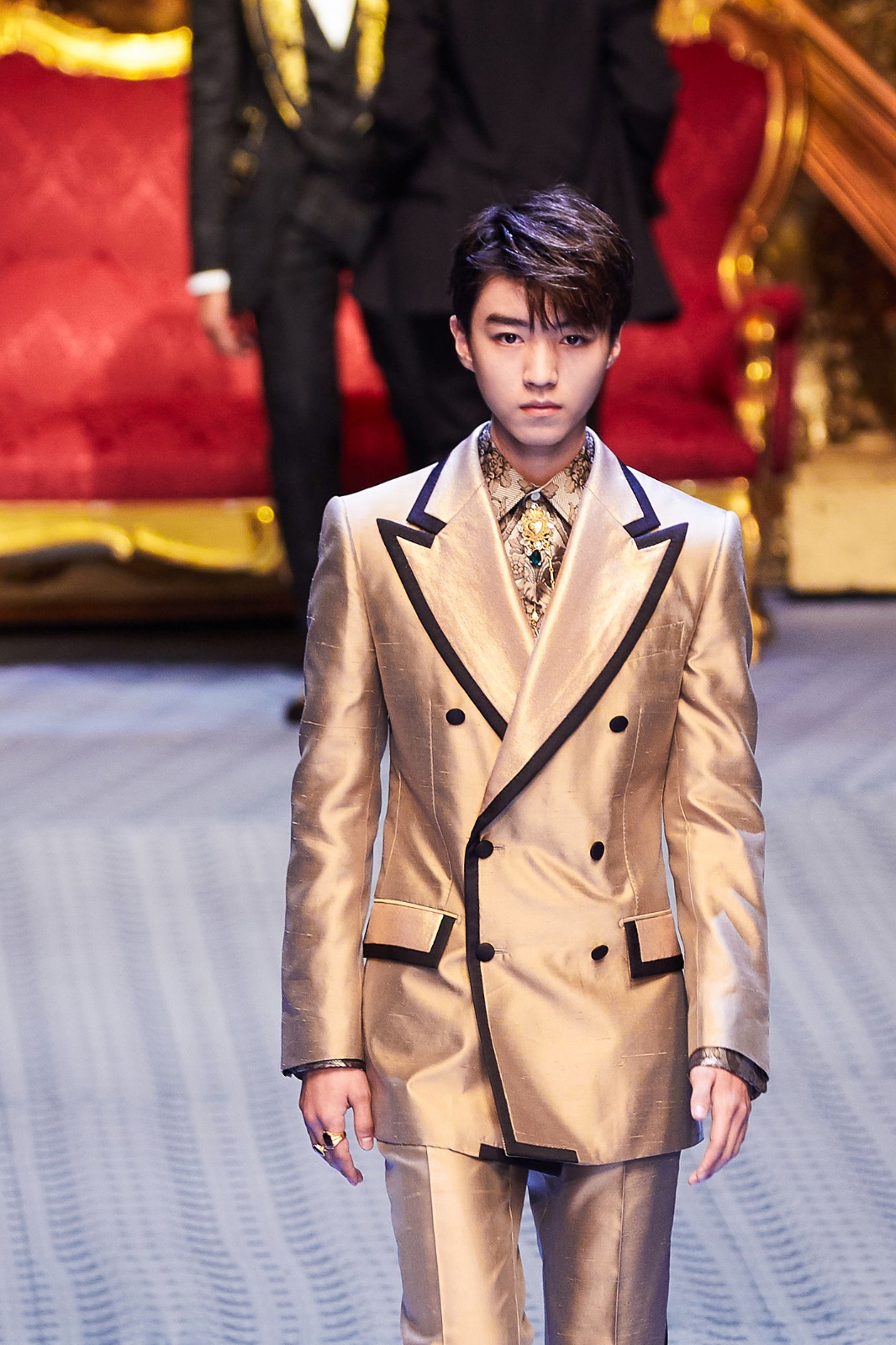 王俊凯米兰T台走秀，一身黄金战衣尽显自信，精致如王子！|王俊凯|走秀|米兰_新浪新闻