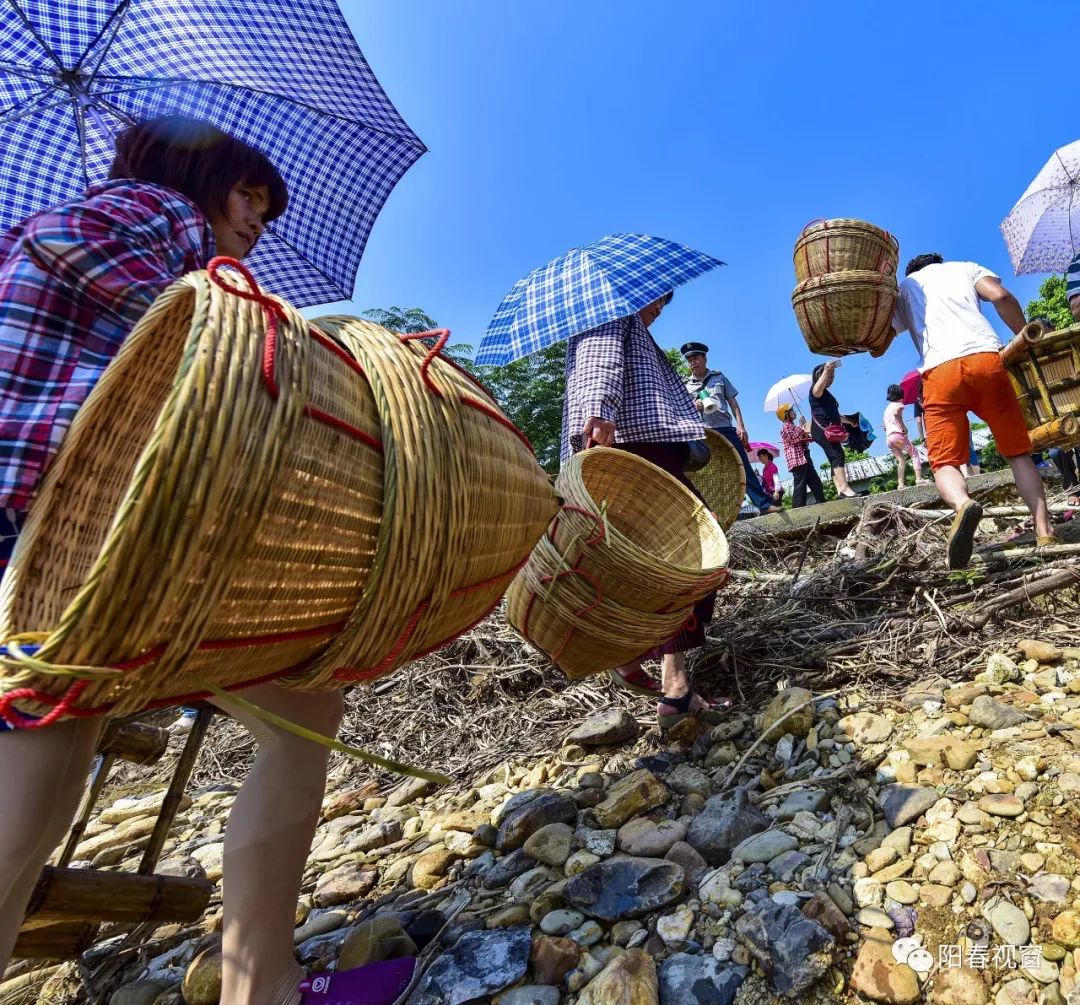 阳春18名瑶族村民盛装赶赴一年一度的高流河圩