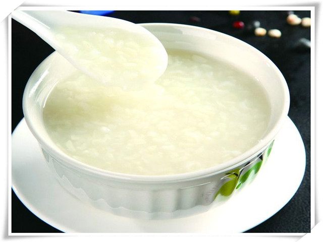 要经常的搅拌米汤,防止米汤糊底,等到看到大米已经煮开花了,稀饭基本