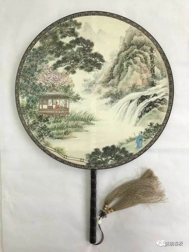 中國傳統工藝品及藝術品.是一種圓形有柄的扇子.團扇起源於中國.