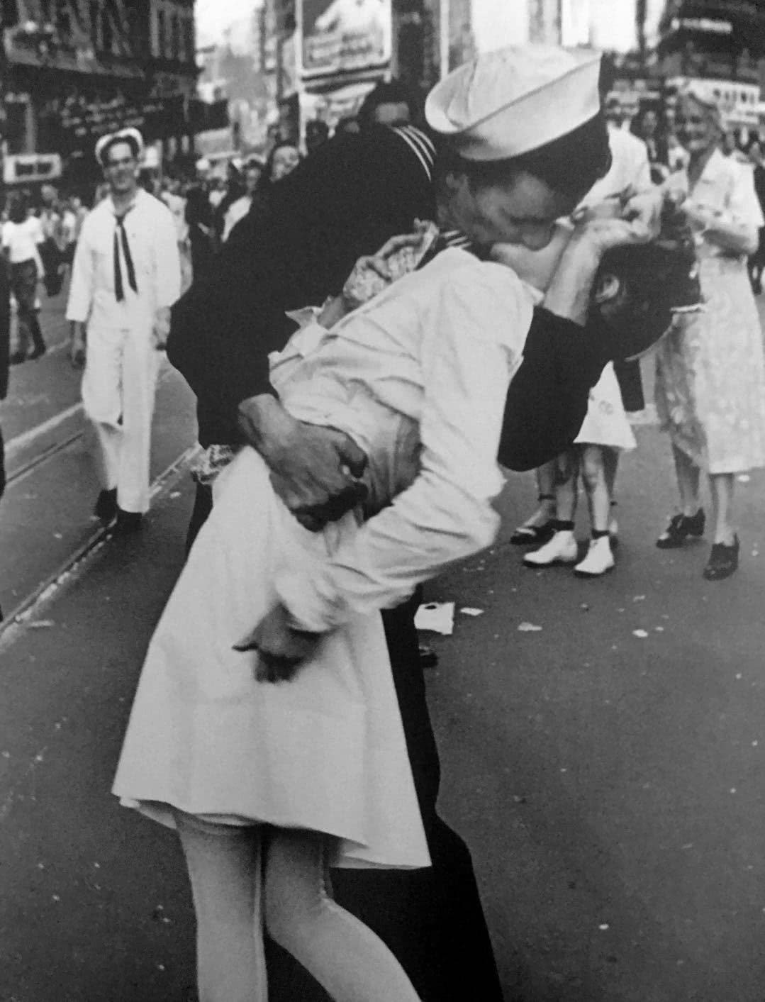 这张照片叫做胜利之吻,在二战胜利之后,在胜利的热潮下,一名美国
