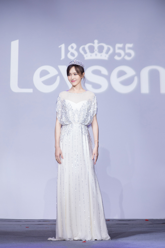 唐嫣一袭白色礼服长裙出席品牌周年活动如闪耀着璀璨光芒的王后