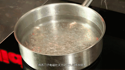 沸腾需不断搅拌防止糊底04将煮沸后的麦芽糖怡倒入水晶糊中搅匀接着将