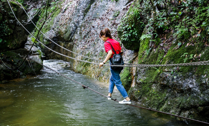 百丈崖是黃山餘脈的一部分,距離石臺縣城大約有十公里,一般車程也就半