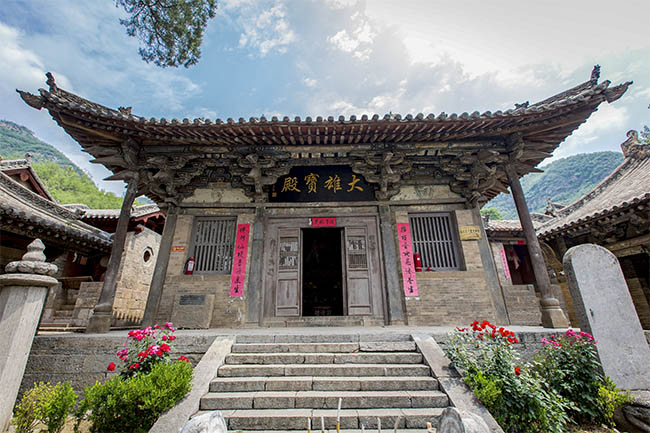 山西平顺县:龙门寺里有学校,西院住和尚,东院住师生