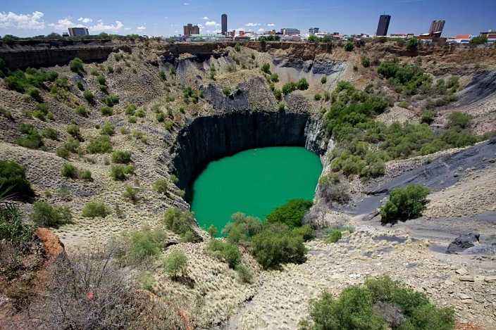 南非金伯利钻石矿坑:5万矿工挖出近3吨钻石,挖走了2200万吨泥土