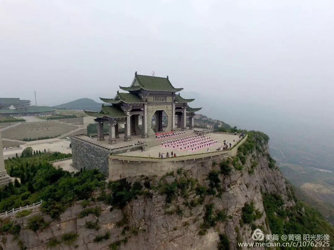 雲夢山山巔瑜伽秀心境與仙境的唯美碰撞