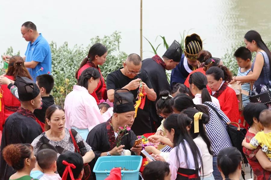 6月18日端午節上午端午節祭祀活動在廣漢鴨子河邊棧道廣場舉行