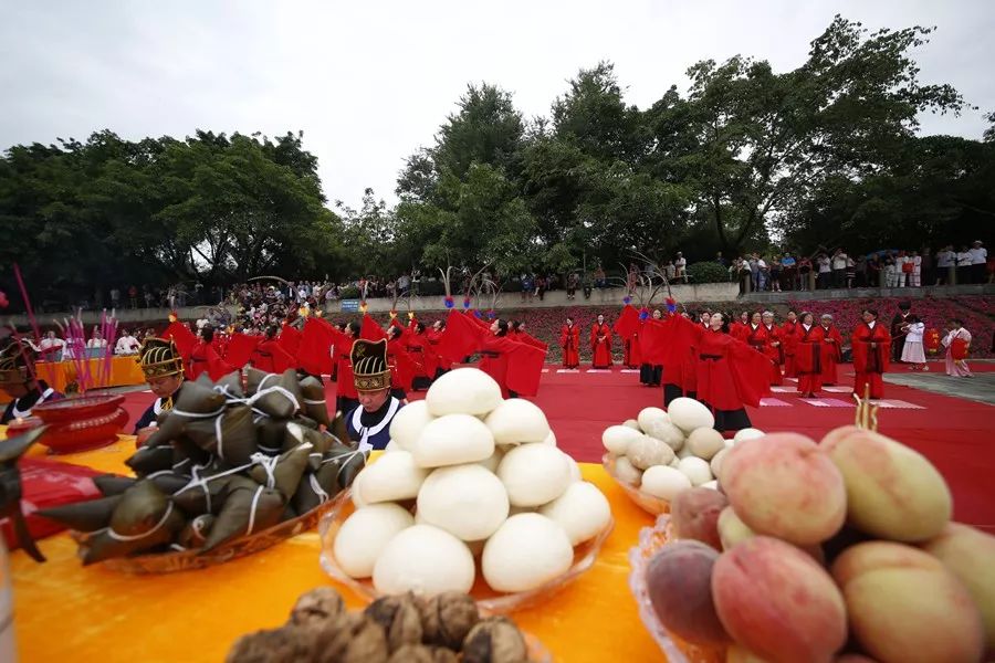 6月18日端午节上午端午节祭祀活动在广汉鸭子河边栈道广场举行