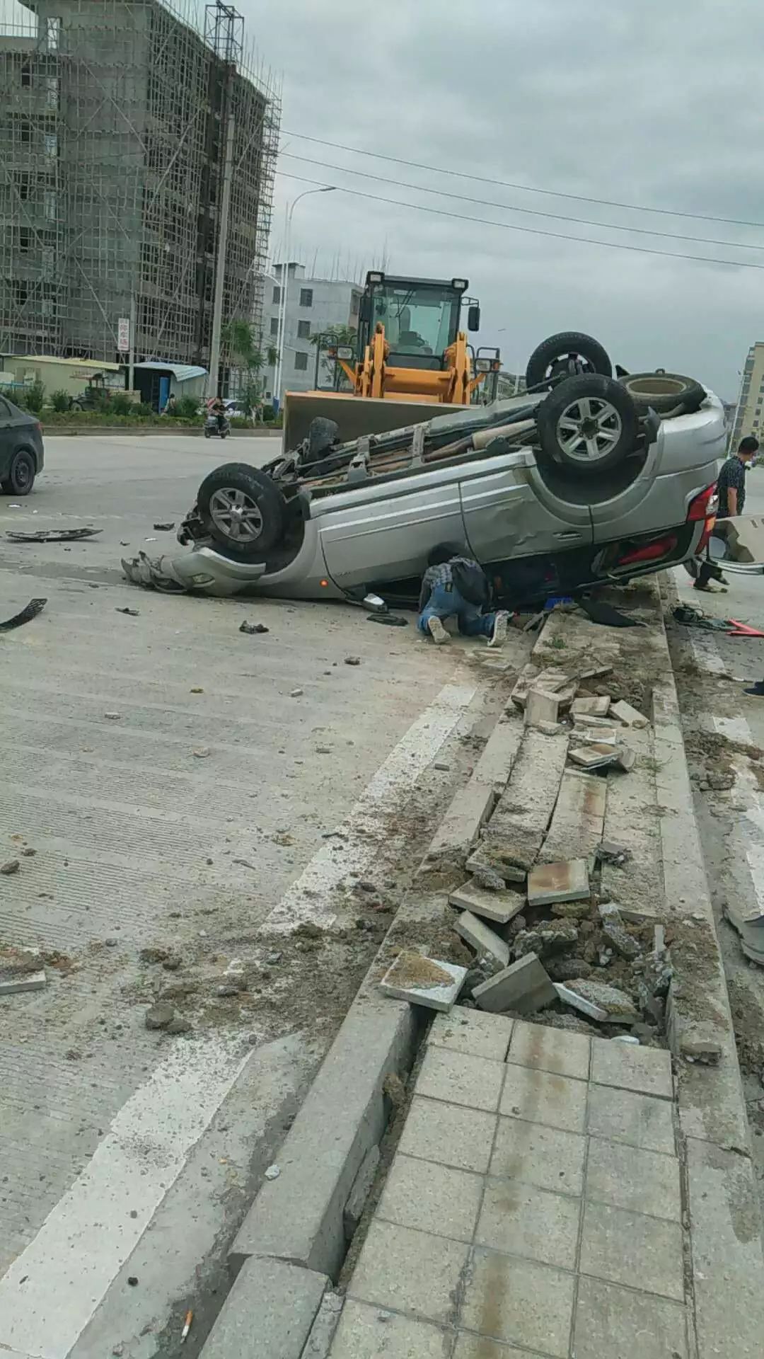 群英橋橋頭一轎車發生翻車現場有人受傷被困車內