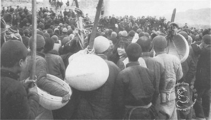 老照片上的1947年土地改革:斗地主,分田地