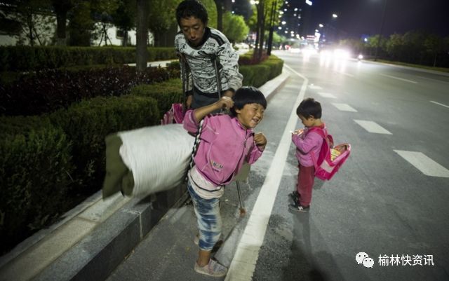 今天是父親節!而這位殘疾父親卻沿街乞討 只為女兒上學