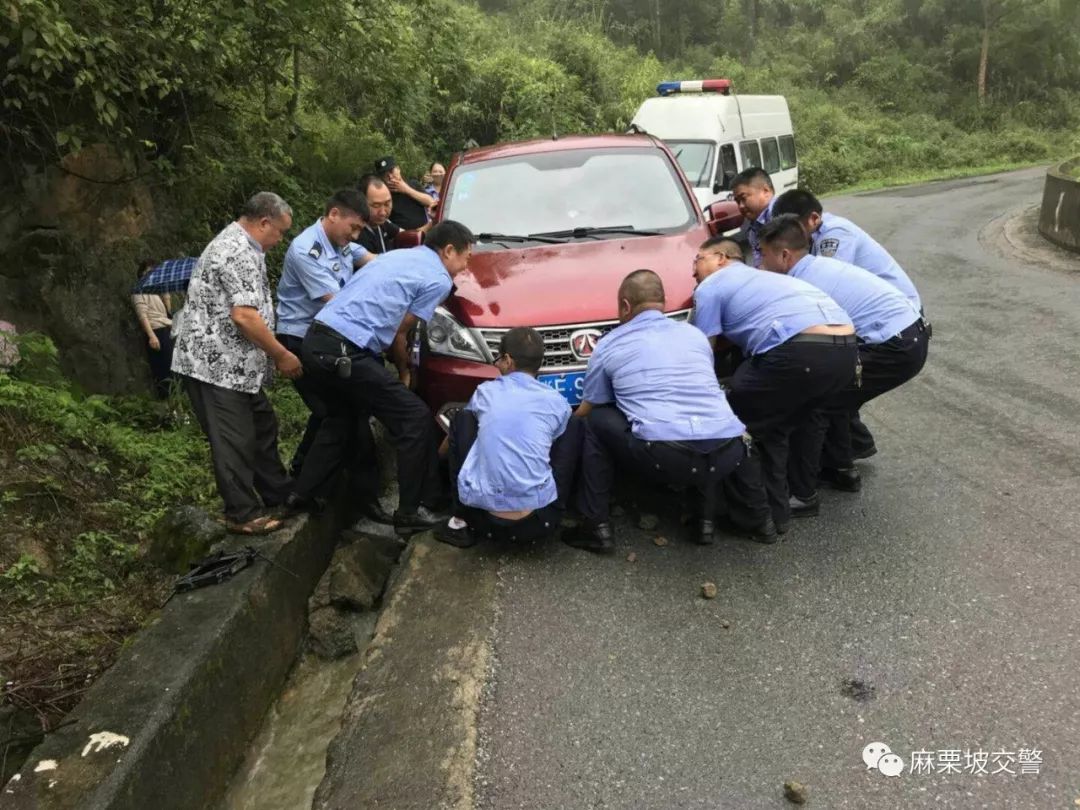 文山州发生一起车祸,10余名民警这样做!