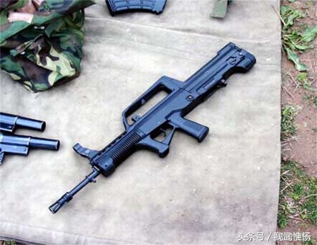 95式 该枪是由中国兵器装备集团公司208研究所研制的第一款突击步枪