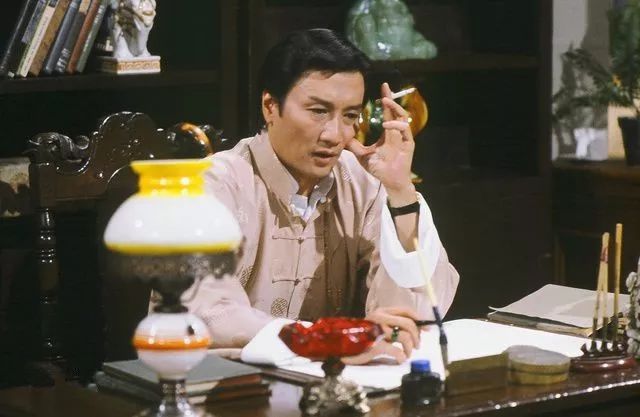 1980年出演了王天林导演的电视剧《千王之王》,在剧中饰演了江湖赌王