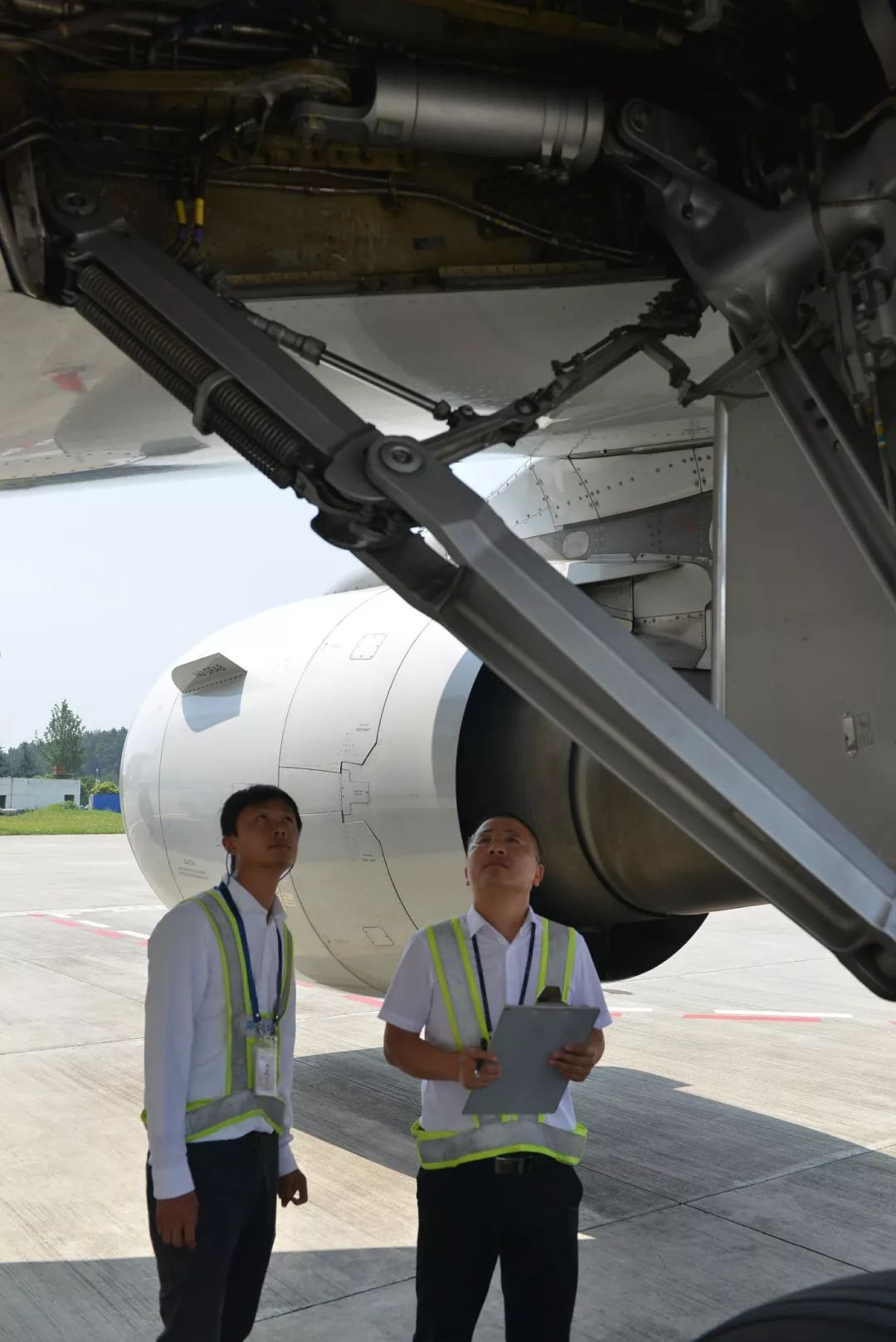 飛機機務維修員天空中的保護傘