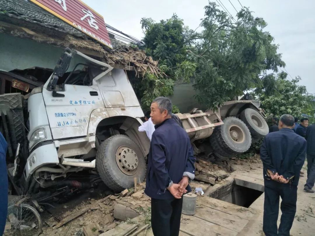 甘肅一地發生嚴重車禍貨車失控撞上房屋現場