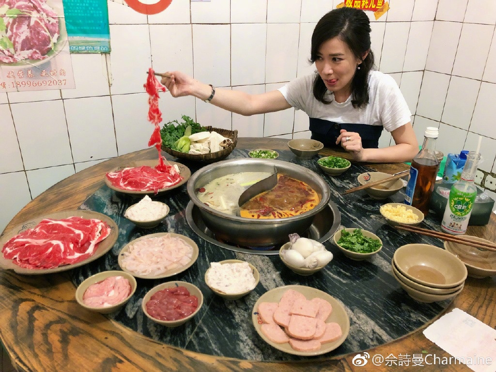 佘诗曼重庆小店吃火锅,吐舌夹肉有些迫不及待